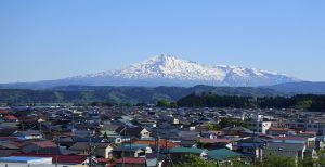 市街地と鳥海山